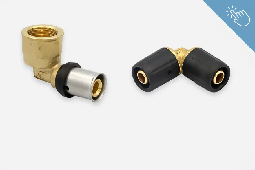 Zwei Winkelverbinder liegen nebeneinander, einer mit Pressfitting und der andere mit Steckfitting, jeweils aus Messing und Kunststoff gefertigt. Die Gegenüberstellung zeigt unterschiedliche Verbindungstechniken und führt zur Übersicht von Press-/Steckfittinge