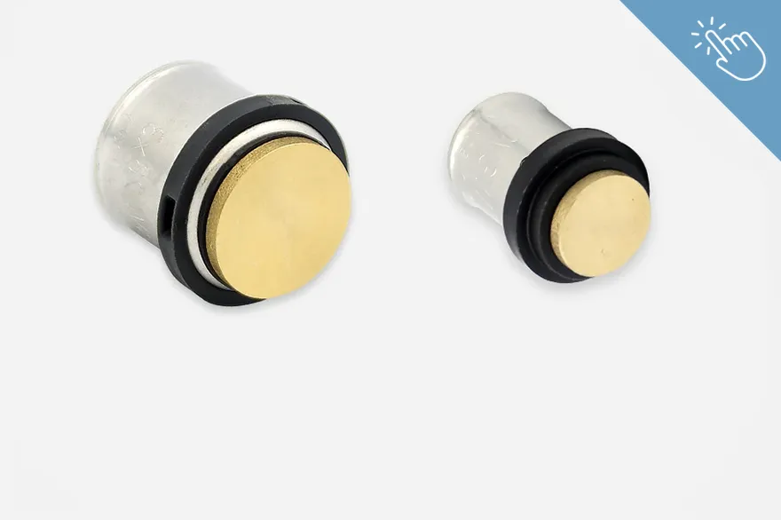 Zwei zylindrische Blindstopfen aus Metall liegen nebeneinander, jeweils mit einem goldfarbenen Kopf und einem schwarzen Dichtungsring. Die Größenunterschiede verdeutlichen ihre vielseitige Verwendbarkeit. Das Bild dient zur Übersicht von Blindstopfen.