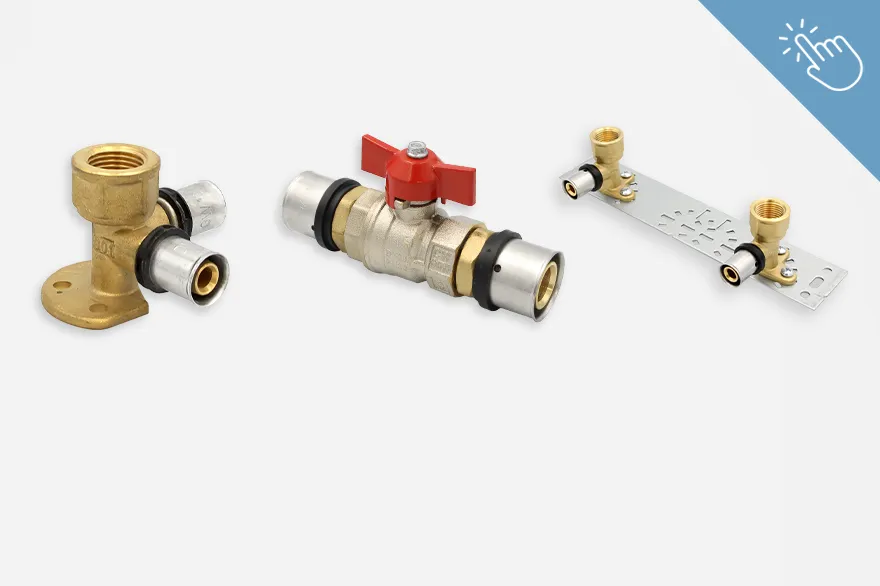 Ein Winkelstück, ein Ventil mit rotem Griff und eine Montageplatte mit zwei Anschlüssen sind nebeneinander angeordnet und bestehen aus Metall. Die unterschiedlichen Komponenten ergänzen Pressfitting-Systeme und ermöglichen eine präzise Installation. Das Bild dient zur Übersicht von Pressfittinge Zubehör.