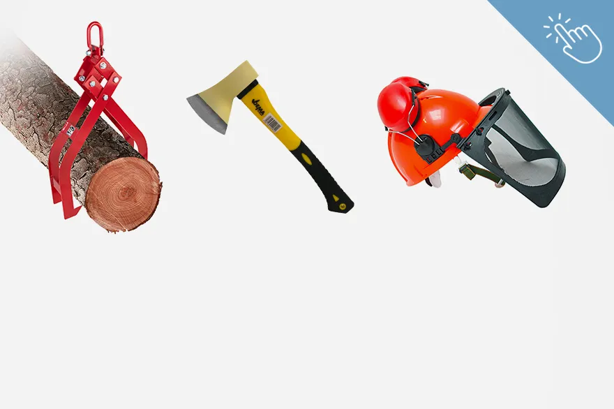 Ein roter Greifer hält einen dicken Baumstamm in Position, daneben liegt eine gelbe Axt mit schwarzem Griff auf dem Boden. Rechts davon befindet sich ein orangefarbener Schutzhelm mit integriertem Gehörschutz und Visier. Das Bild führt zur Übersicht von Forstwerkzeugen.