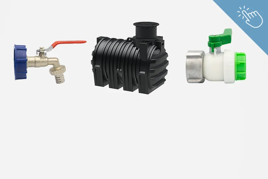 Ein Wasserhahn mit blauem Anschluss und rotem Hebel, ein schwarzer Wassertank sowie ein weißes Ventil mit grünem Griff sind nebeneinander angeordnet. Die Komponenten veranschaulichen zentrale Elemente zur Nutzung von Regenwasser mit IBC-Containern. Das Bild dient zur Übersicht von Regenwassernutzung / IBC.