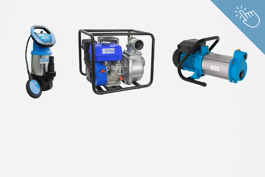 Drei Pumpenmodelle mit blauem Gehäuse sind nebeneinander angeordnet – links eine tragbare Pumpe mit Griff, in der Mitte eine größere Pumpe im Metallrahmen und rechts eine horizontale Pumpe. Die Anordnung ermöglicht einen direkten Vergleich verschiedener Bauformen und Einsatzmöglichkeiten. Das Bild dient zur Übersicht von Pumpen.