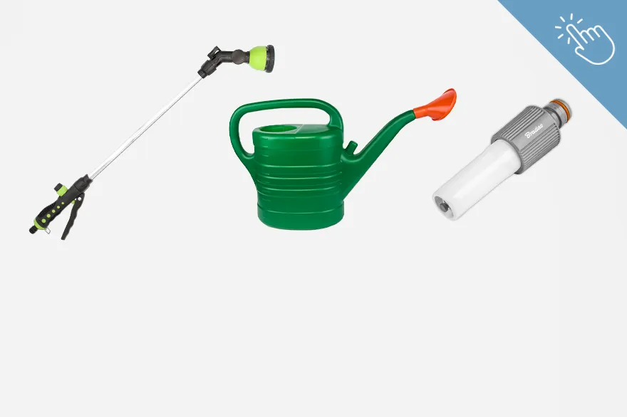 Eine grüne Gießkanne mit orangefarbenem Ausguss steht zentral, links daneben liegt eine schwarze und grüne Spritzpistole, rechts ein grauer Schlauchanschluss. Die Anordnung zeigt verschiedene Möglichkeiten zur gezielten Wasserverteilung im Garten. Das Bild dient zur Übersicht von Spritzen & Brausen