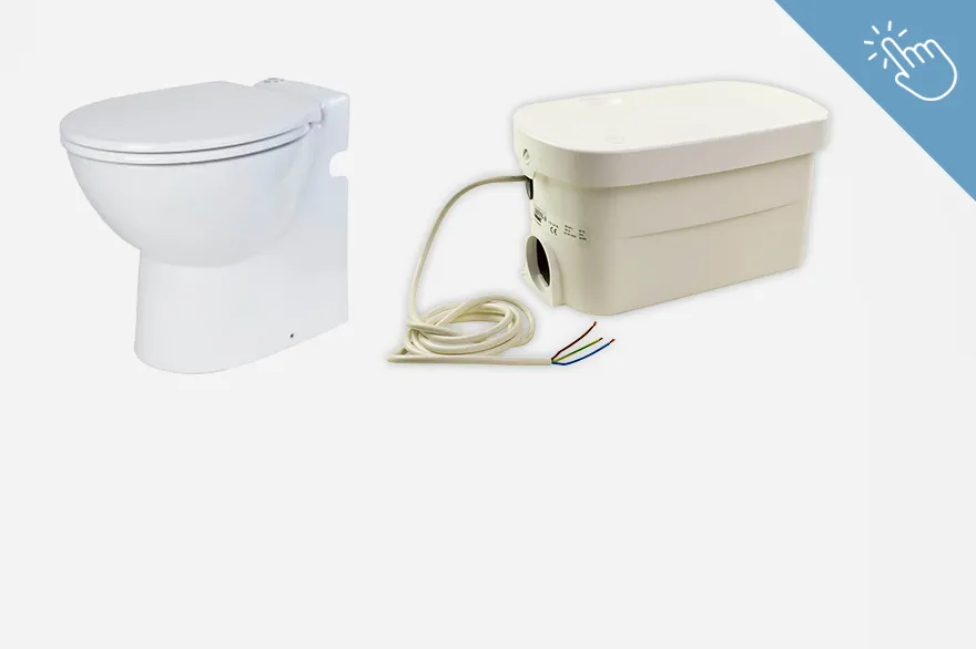 Eine weiße Toilette steht links neben einer beigen, rechteckigen Hebeanlage mit einem Kabel und drei freiliegenden Drähten. Die Anordnung verdeutlicht den Einsatzbereich der Technik und führt zur Übersicht von Hebeanlagen.