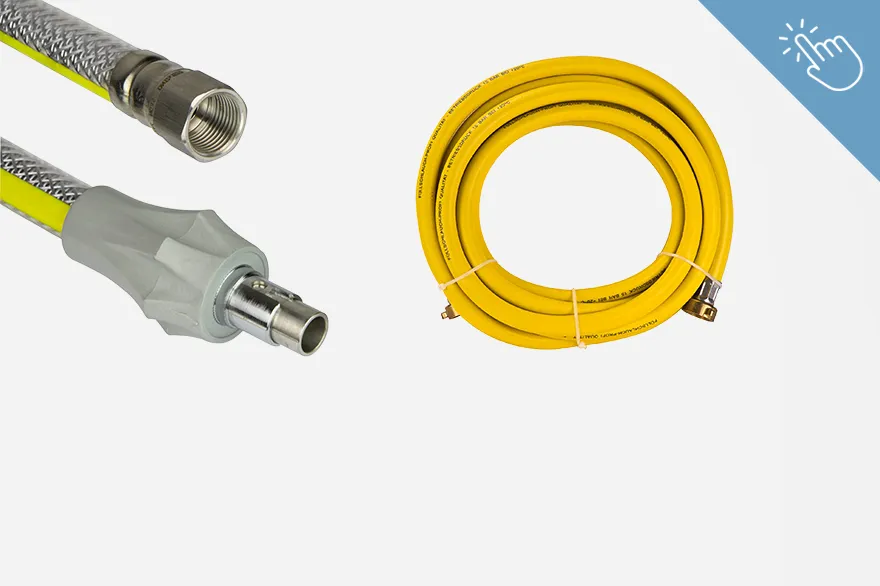 Zwei unterschiedliche Schläuche sind dargestellt: einer mit Metallgeflecht und grauem Anschlussstück, der andere ein gelber, aufgerollter Schlauch, der mit Kabelbindern fixiert ist. Die Materialien und Farben unterstreichen ihre spezifischen Einsatzbereiche. Das Bild dient zur Übersicht von Gas- / Füllschläuche