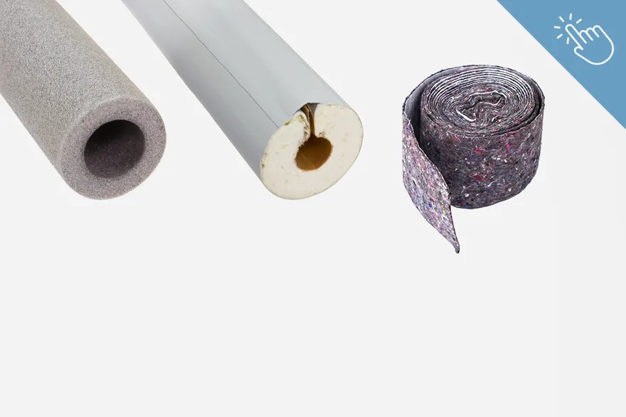 Links befindet sich eine graue Rohrisolierung aus Schaumstoff, in der Mitte eine weiße Variante mit Aluminiumfolie und rechts eine Rolle aus recyceltem Material. Die unterschiedlichen Materialien verdeutlichen die Vielfalt an Dämmoptionen für verschiedene Anwendungen. Das Bild dient zur Übersicht von Isolierung