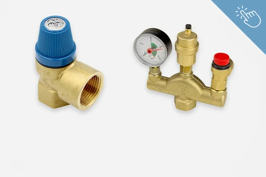 Ein Sicherheitsventil mit blauem Drehknopf und ein weiteres Ventil mit Manometer und rotem Knopf sind nebeneinander dargestellt. Beide bestehen aus Messing und dienen der Druckregulierung; das Bild dient zur Übersicht von Sicherheitsventilen.