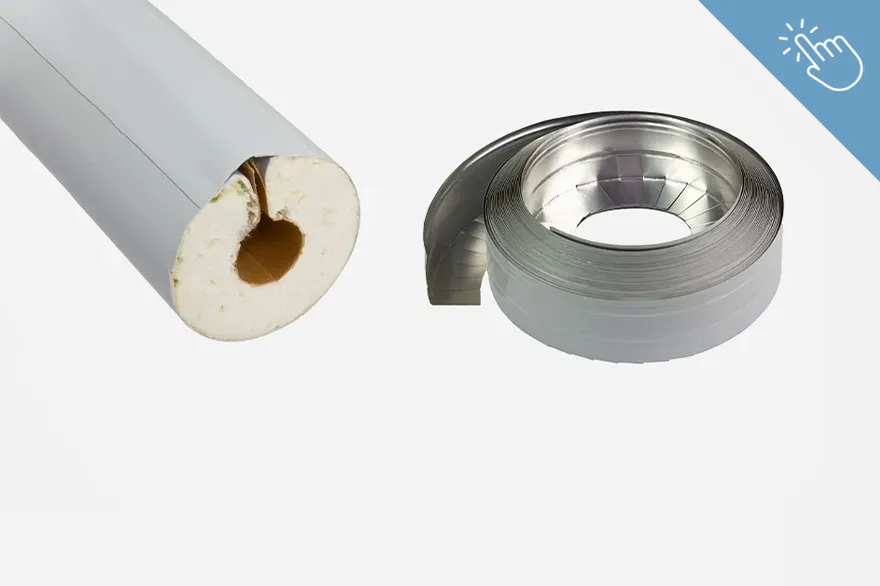 Ein zylinderförmiger, weißer Gegenstand mit zentralem Hohlraum liegt neben einer aufgerollten Metallfolie. Beide Elemente sind nebeneinander platziert; das Bild dient zur Übersicht von Purschaum.