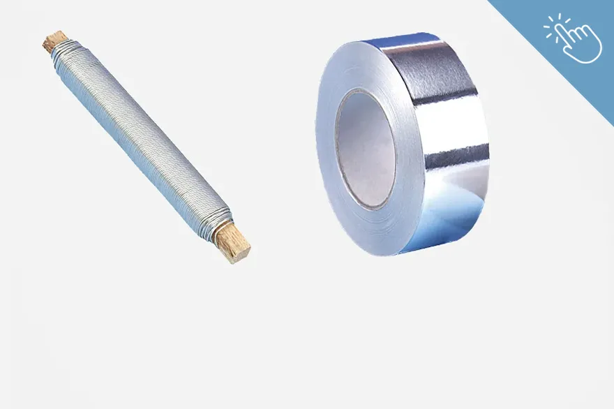 Eine Rolle silbernes Klebeband liegt neben einer Rolle silbernem Draht. Beide Elemente sind nebeneinander angeordnet; das Bild dient zur Übersicht von Zubehör.
