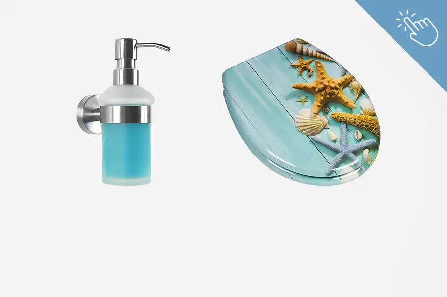 Ein Seifenspender mit Wandhalterung und einem blauen Flüssigseifenbehälter steht neben einem Toilettensitz mit maritimem Design aus Muscheln und Seesternen auf blauem Hintergrund. Die Kombination vermittelt ein frisches, thematisch abgestimmtes Ambiente und führt zur Übersicht von Badzubehör führt
