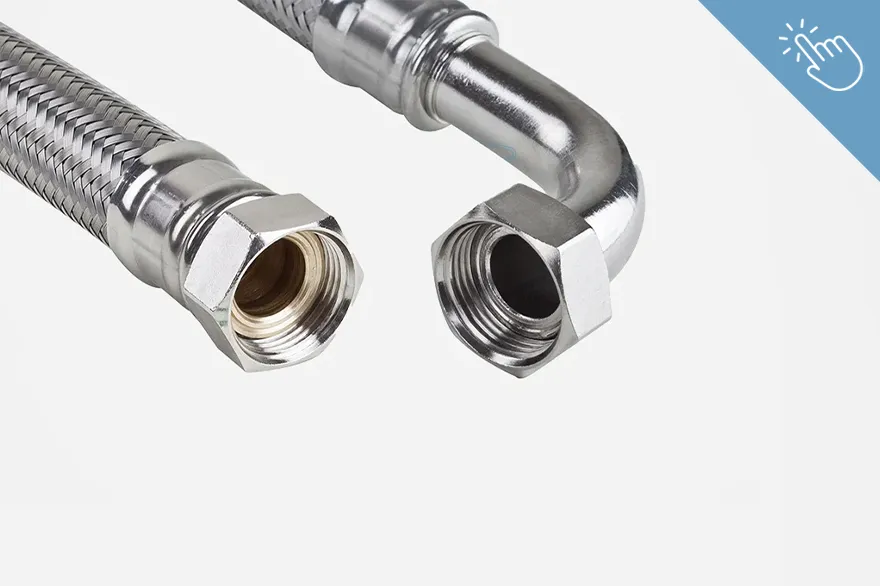 Zwei flexible Metallrohre mit Schraubverbindungen liegen nebeneinander, eines davon ist leicht gebogen. Die robuste Ausführung deutet auf den Einsatz im Bereich der Wasserinstallation hin. Das Bild dient zur Übersicht von Brauchwasser.