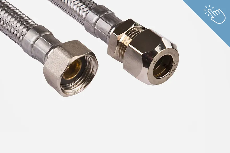 Zwei flexible Metallschläuche mit Schraubverbindungen an den Enden liegen nebeneinander. In der oberen rechten Ecke deutet ein Symbol mit einem Finger auf eine mögliche Interaktion hin. Das Bild dient zur Übersicht von Trinkwasser.