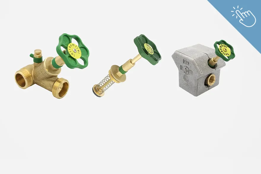 Drei Absperrventile mit grünen Handrädern sind nebeneinander angeordnet, jeweils in unterschiedlicher Bauform und aus verschiedenen Materialien gefertigt. Die Vielfalt der Ausführungen verdeutlicht die unterschiedlichen Einsatzmöglichkeiten. Das Bild dient zur Übersicht von Absperrventilen.