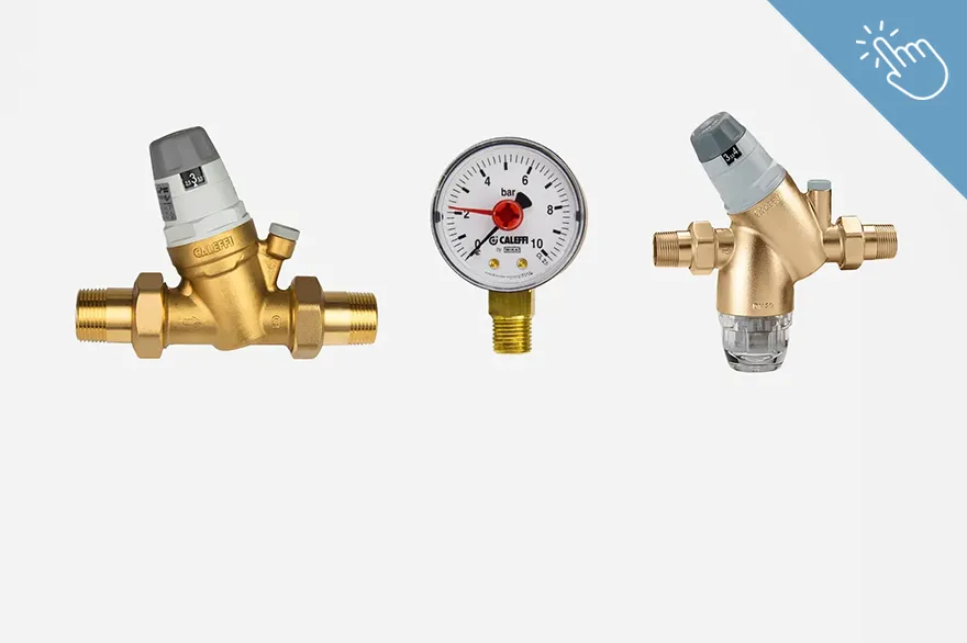 Zwei Druckminderer stehen nebeneinander, ergänzt durch ein Manometer zur Druckanzeige. Die Anordnung vermittelt einen Überblick über verschiedene Ausführungen und führt zur Übersicht von Druckminderer Wasser.