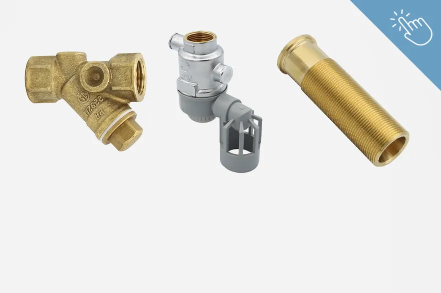 Drei unterschiedliche Metallteile sind nebeneinander angeordnet: ein Winkelstück, ein Verbindungsstück und ein zylindrisches Element. Die Bauteile unterscheiden sich in Form und Funktion und lassen sich keiner spezifischen Kategorie zuordnen. Das Bild dient zur Übersicht von Sonstiges.