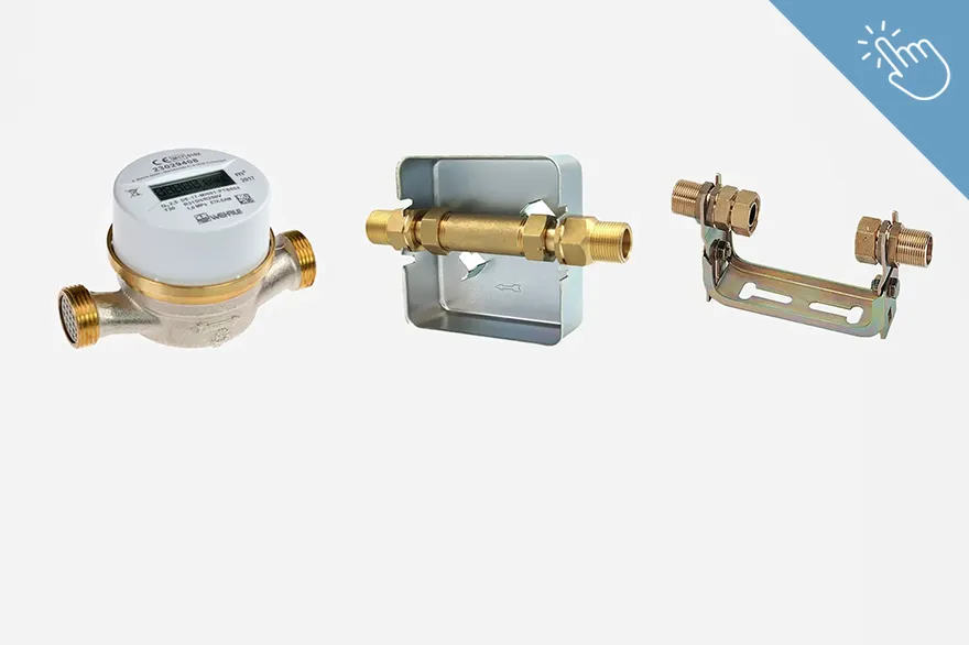 Ein Wasserzähler mit digitalem Display ist zusammen mit einem Messingrohr in einer Halterung und einer Metallhalterung mit zwei Anschlüssen abgebildet. Die Komponenten veranschaulichen typische Einbausituationen und führen zur Übersicht von Wasserzähler.