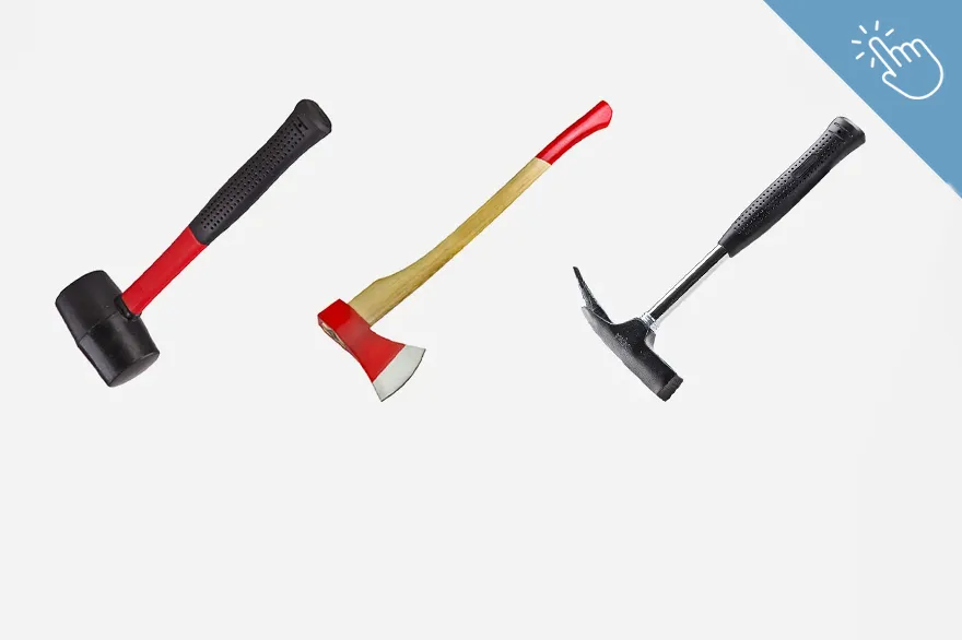 Ein roter Hammer mit schwarzem Griff, eine Axt mit rotem Kopf und Holzgriff sowie ein schwarzer Hammer mit langem Griff sind nebeneinander angeordnet. Die Werkzeuge sind übersichtlich platziert und gut erkennbar. Das Bild dient zur Übersicht von Hammer & Axt.