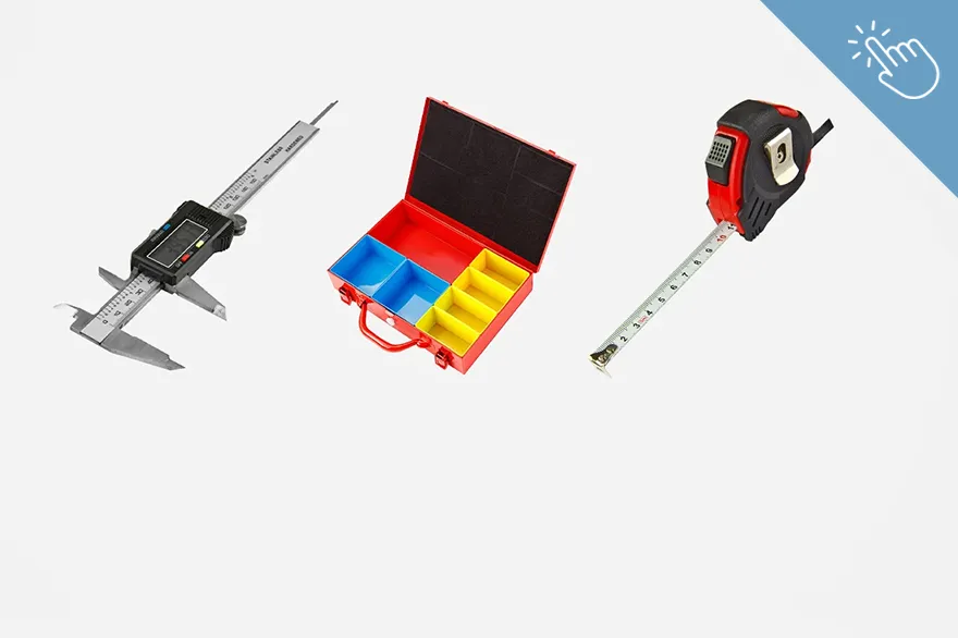 Ein Messschieber, ein roter Werkzeugkoffer mit farbigen Fächern und ein Maßband sind nebeneinander platziert. Die Gegenstände veranschaulichen grundlegende Hilfsmittel zur Vermessung und strukturierten Aufbewahrung. Das Bild dient zur Übersicht von Ordnen & Messen.