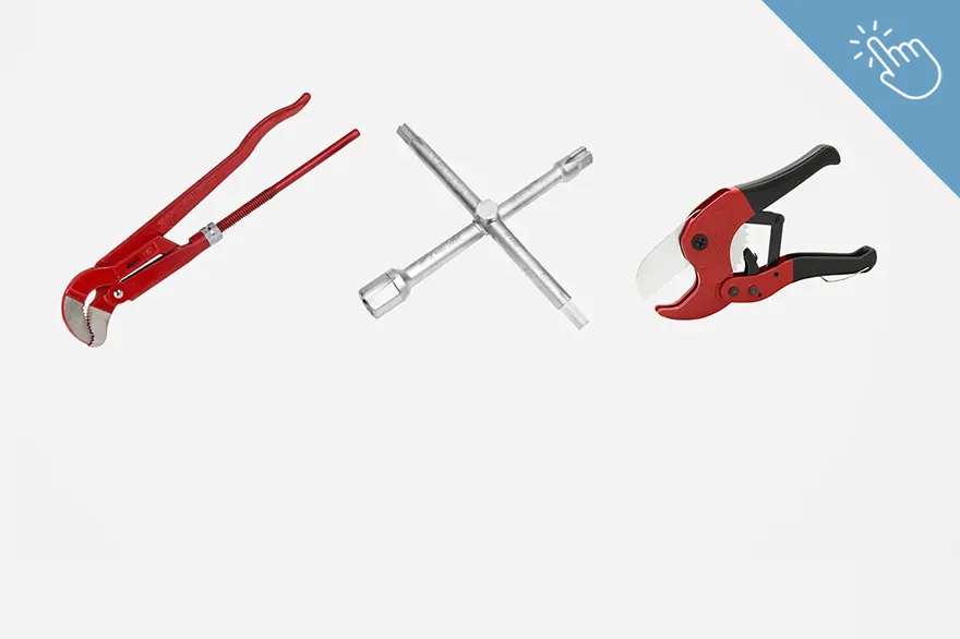 Eine rote Rohrzange, ein silbernes Kreuzschlüsselwerkzeug und eine rote Rohrschere sind nebeneinander auf weißem Hintergrund platziert. Die Werkzeuge repräsentieren typische Hilfsmittel für Installations- und Wartungsarbeiten im Sanitärbereich. Das Bild dient zur Übersicht von Sanitärwerkzeug.