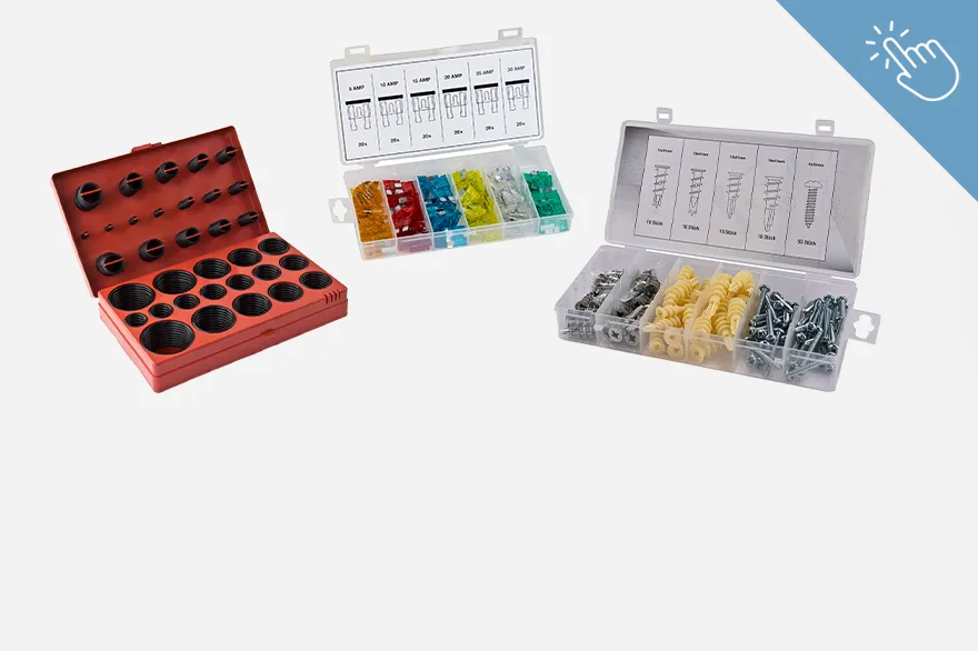 Drei Sortiment-Sets sind nebeneinander dargestellt: links eine rote Box mit schwarzen O-Ringen in verschiedenen Größen, in der Mitte eine weiße Box mit farbigen Kabelverbindern und rechts eine weitere Box mit gelben Dübeln und Metallschrauben. Das Bild führt zur Kategorie Sortiment-Sets.