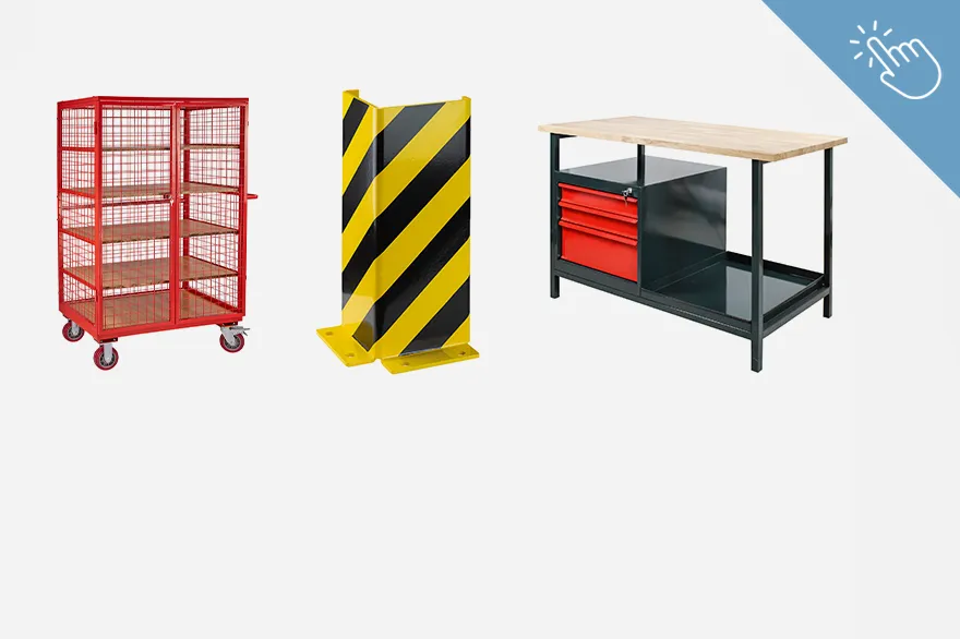 Ein roter, rollbarer Gitterwagen mit mehreren Ebenen steht links, in der Mitte befindet sich ein gelb-schwarzer Rammschutz und rechts ein Arbeitstisch mit Holzplatte und roten Schubladen. Die Anordnung zeigt verschiedene praktische Elemente zur Ausstattung einer Werkstatt. Das Bild dient zur Übersicht von Werkstattzubehör