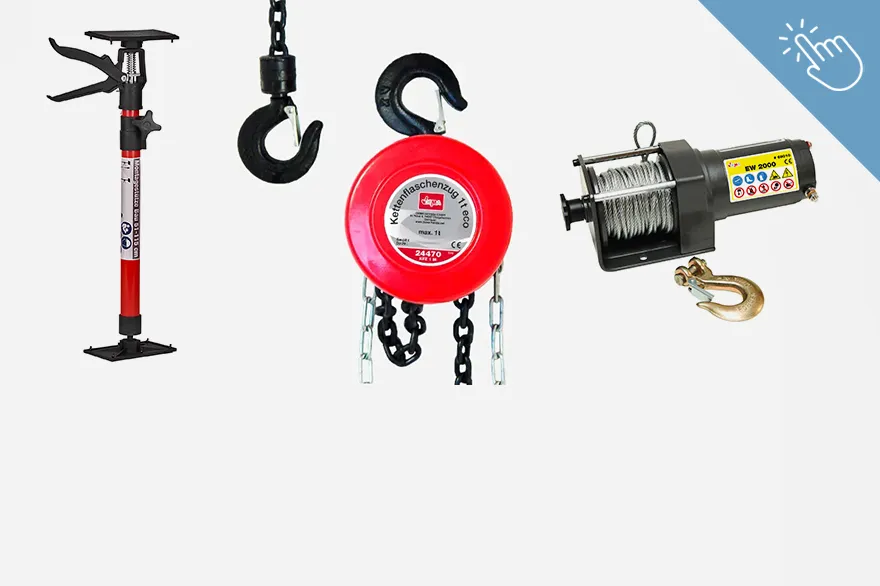 Ein roter Stützbock, ein schwarzer Haken an einer Kette, ein roter Kettenzug und eine elektrische Seilwinde mit goldenem Haken sind nebeneinander angeordnet. Die Auswahl zeigt verschiedene Geräte zur Sicherung, Bewegung und Hebung schwerer Lasten. Das Bild dient zur Übersicht von Ziehen Winden & Heben.