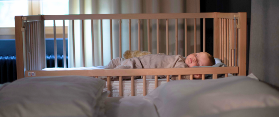 Babyschlaf und Anstellbetten – Was Eltern wissen müssen