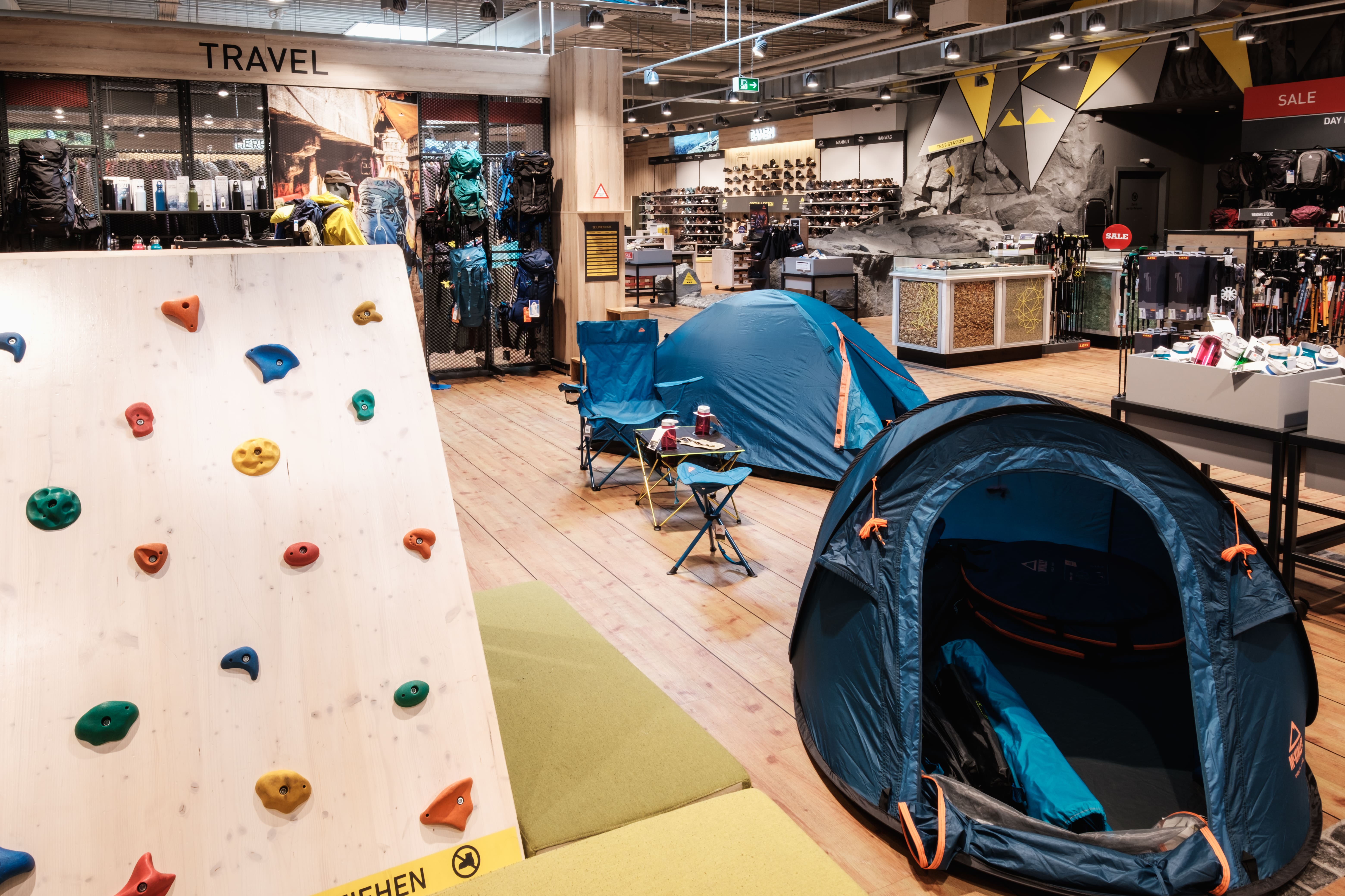 Campingausrüstung, Zelte und Schlafsäcke im Outdoorhaus Intersport Krumholz