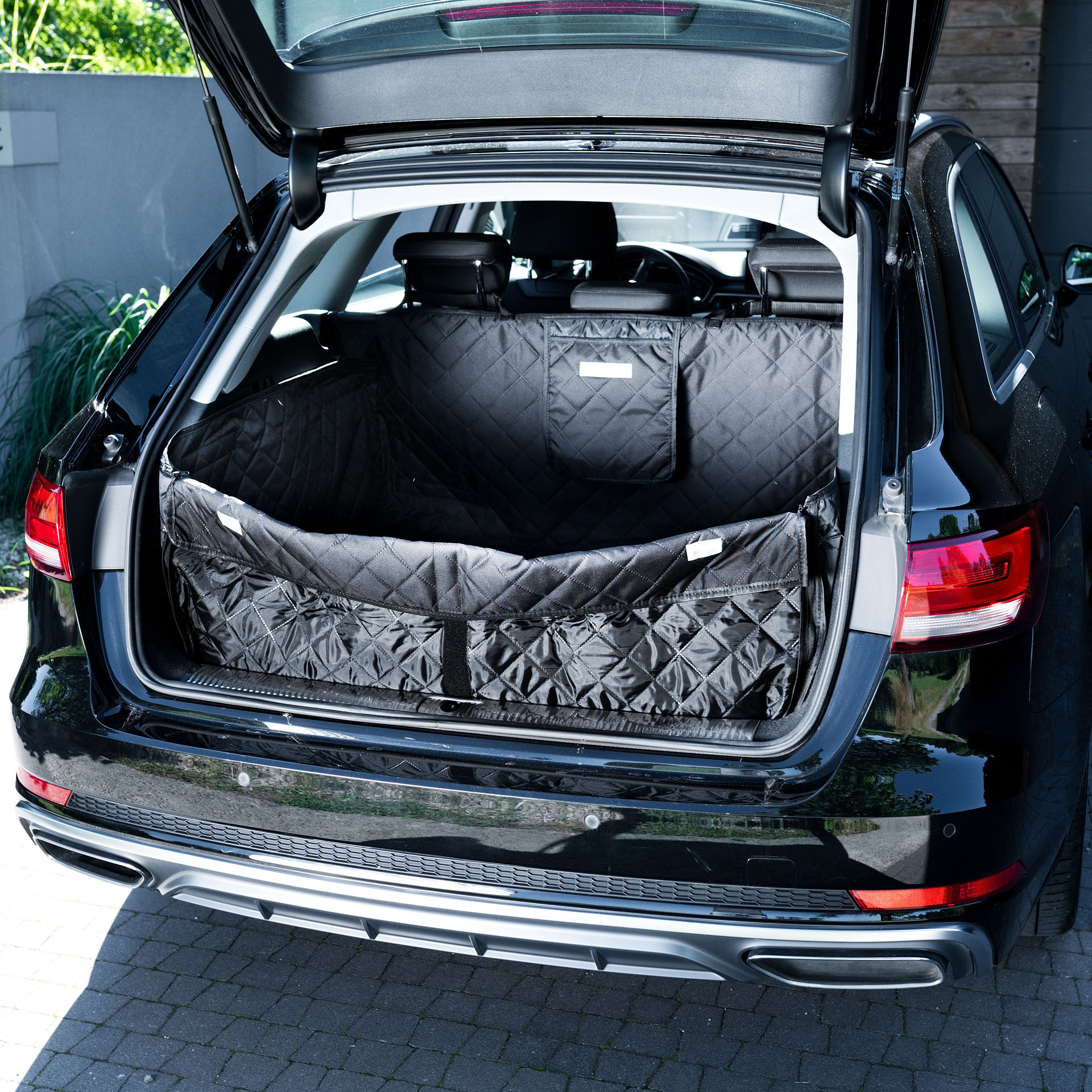 BedDog Autoschondecke für den Kofferraum oder Rücksitz, Hundematte,  gesteppte Kofferraumauskleidung mit Ladekantenschutz, Sogo24 - Beddog