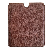 Foto: MIKA iPad Case Pro 10,5" Bison Dunkelcognac, Stilsicher ins Büro geht es mit dem iPad Cover MIKA mit Magnetverschluss. Verstauen Sie Ihr iPad in diesem Case und bringen Sie zeitlose Eleganz mit zur Arbeit. Vor Kratzern, Flecken oder anderen Unfällen ist Ihr Tablet in dieser schicken Hülle sicher geschützt.