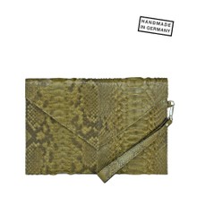 Foto: CONNYKuvert Clutch Python Khaki, Stilsicher ins Büro geht es mit dem iPad Mini Cover MIKA. Verstauen Sie Ihr iPad Mini in diesem Case und bringen Sie zeitlose Eleganz mit zur Arbeit. Vor Kratzern, Flecken oder anderen kleinen Unfällen ist Ihr Tablet in dieser schicken Hülle sicher geschützt.