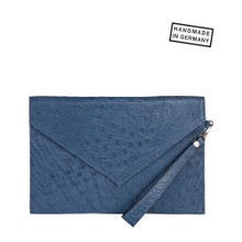 Foto: CONNY Kuvert Clutch Jeansblau, Stilsicher ins Büro geht es mit dem iPad Mini Cover MIKA. Verstauen Sie Ihr iPad Mini in diesem Case und bringen Sie zeitlose Eleganz mit zur Arbeit. Vor Kratzern, Flecken oder anderen kleinen Unfällen ist Ihr Tablet in dieser schicken Hülle sicher geschützt.