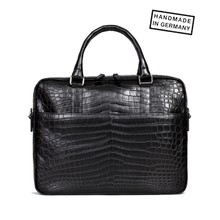 Foto: AVERY Small Aktentasche afrik. Krokoleder in Schwarz, Moderne Herren-Aktentasche in aus afrik. Krokoleder in Schwarz. Das Modell AVERY zeichnet sich durch zeitloses, cleanes Design aus.