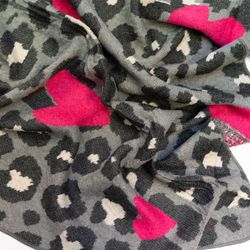 schal-dreiecksschal-leo-herz-ws105-innen3-grau.jpg schal-dreiecksschal-leo-herz-ws105-innen3-grau.jpg