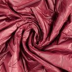 Quiltet jakke stof – Præget dobbeltface vinrød