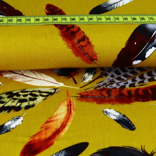 Viskose Blusenstoff Bunte Federn auf Senfgelb