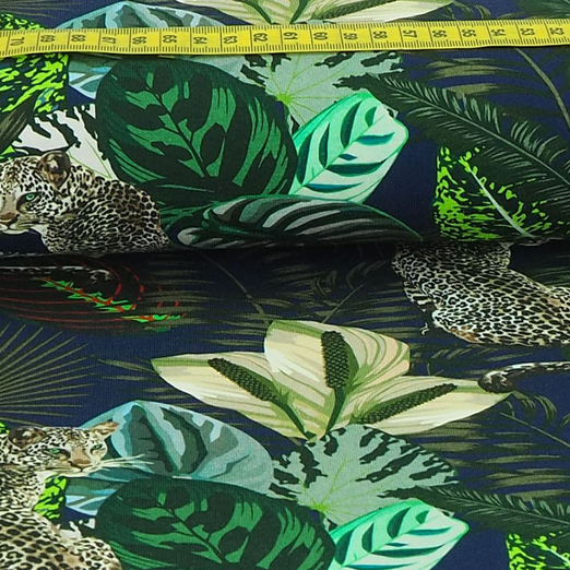 Jersey Leopard in den Blättern Lilablau Digital