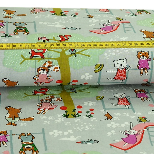 Baumwolle Tiere auf dem Spielplatz Hellgrau Überbreite