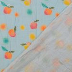 Bomullsmusselin - Double Gauze digitaltryck äpplen ljusblå