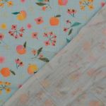 Bomullsmusselin - Double Gauze digitaltryck äpplen och blommor ljusblå