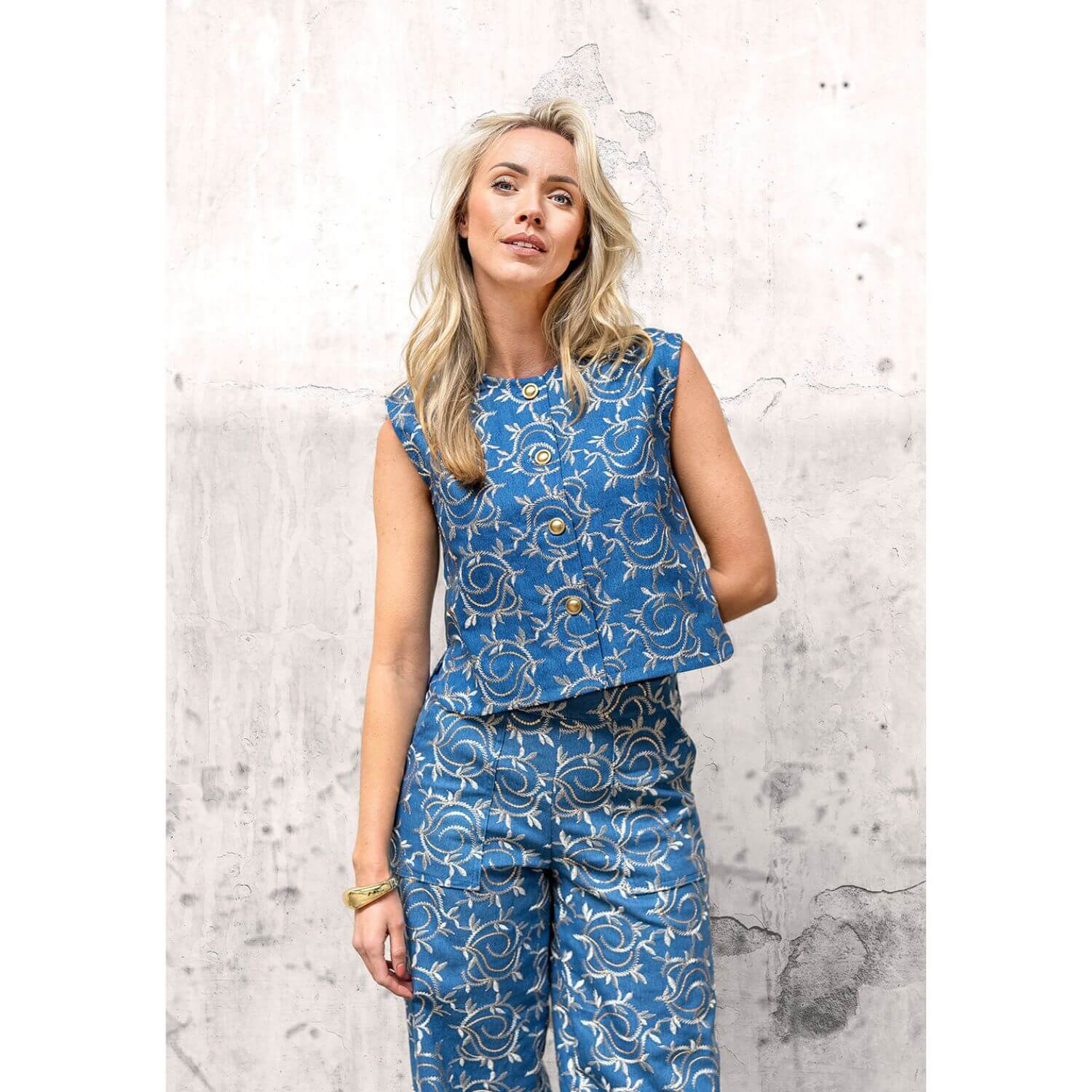 Tissu jeans pantalon - Stretch feuilles brodées paillettes Bleu indigo-1 Tissu jeans pantalon - Stretch feuilles brodées paillettes Bleu indigo-1