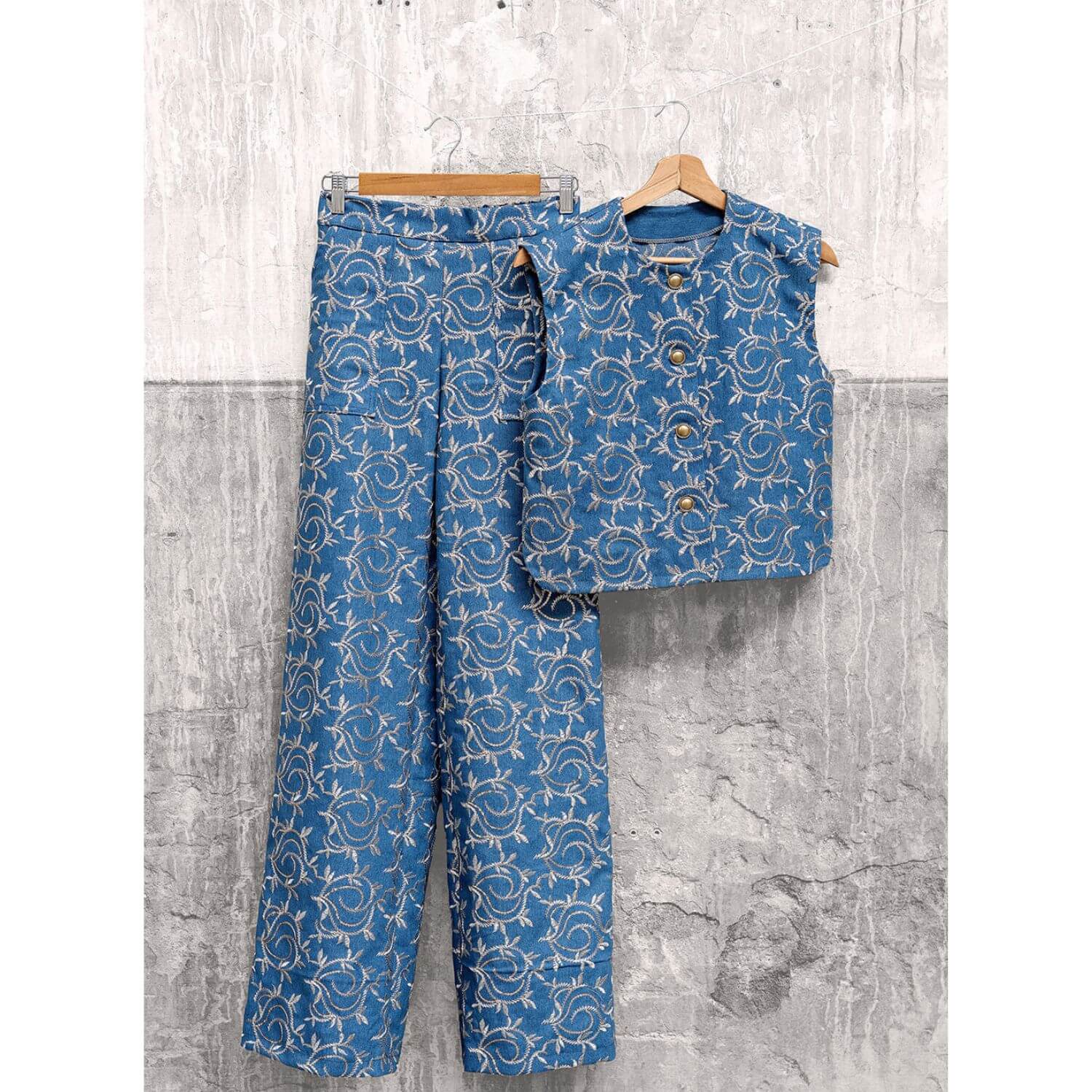 Tissu jeans pantalon - Stretch feuilles brodées paillettes Bleu indigo-3 Tissu jeans pantalon - Stretch feuilles brodées paillettes Bleu indigo-3