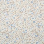 Muslin Extrabreit - Blommor Ecru Blå 250cm Muslin Extrabreit - Blommor Ecru Blå 250cm