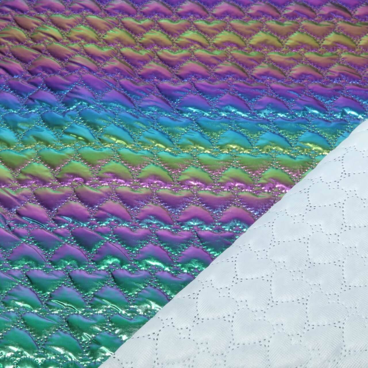 Tissu matelassé pour veste - coeurs métalliques couleurs arc-en-ciel-1 Tissu matelassé pour veste - coeurs métalliques couleurs arc-en-ciel-1