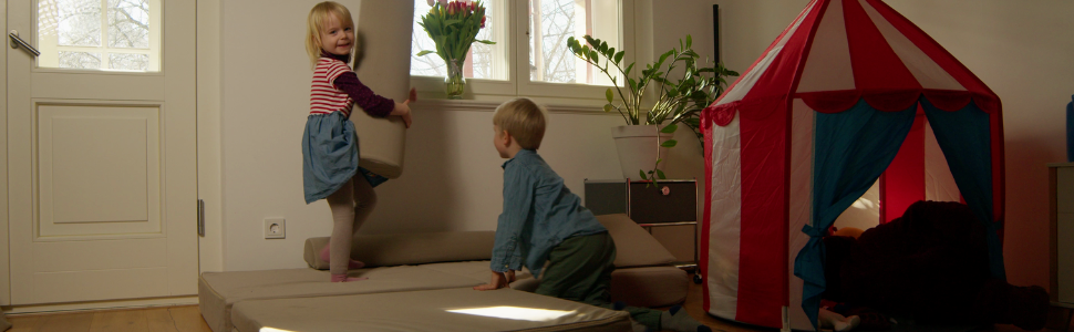 Kuschelzeit & Kreativität – Warum das Spielsofa im Herbst der perfekte Rückzugsort ist