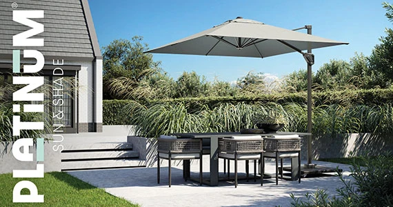 Ampelschirm Voyager T1 auf moderner Terrasse