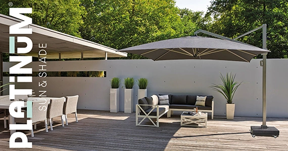 Platinum Sonnenschirm Icon T1 Premium auf einer großen Terrasse