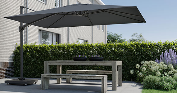 Ampelschirm bietet flexible Beschattung auf Terrasse und im Garten