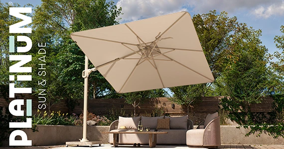 Platinum Sonnenschirm Nexus T2 steht auf einer Terrasse eines modernen Hauses