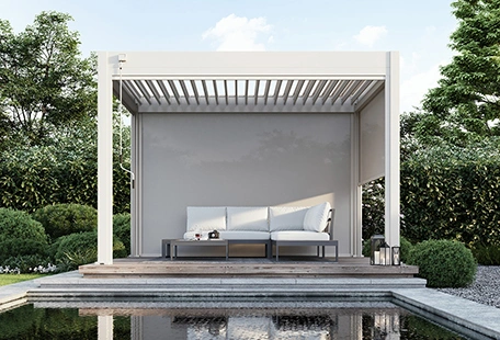 Pergola mit LED-Beleuchtung in der Dämmerung